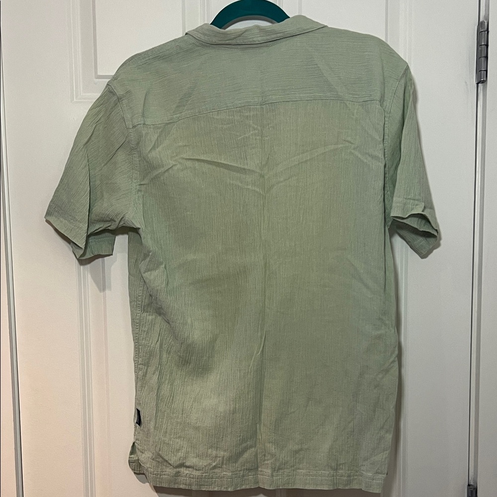 Patagonia Men's Light Green Casual Button-Down Shirt - Picture 3 of 3